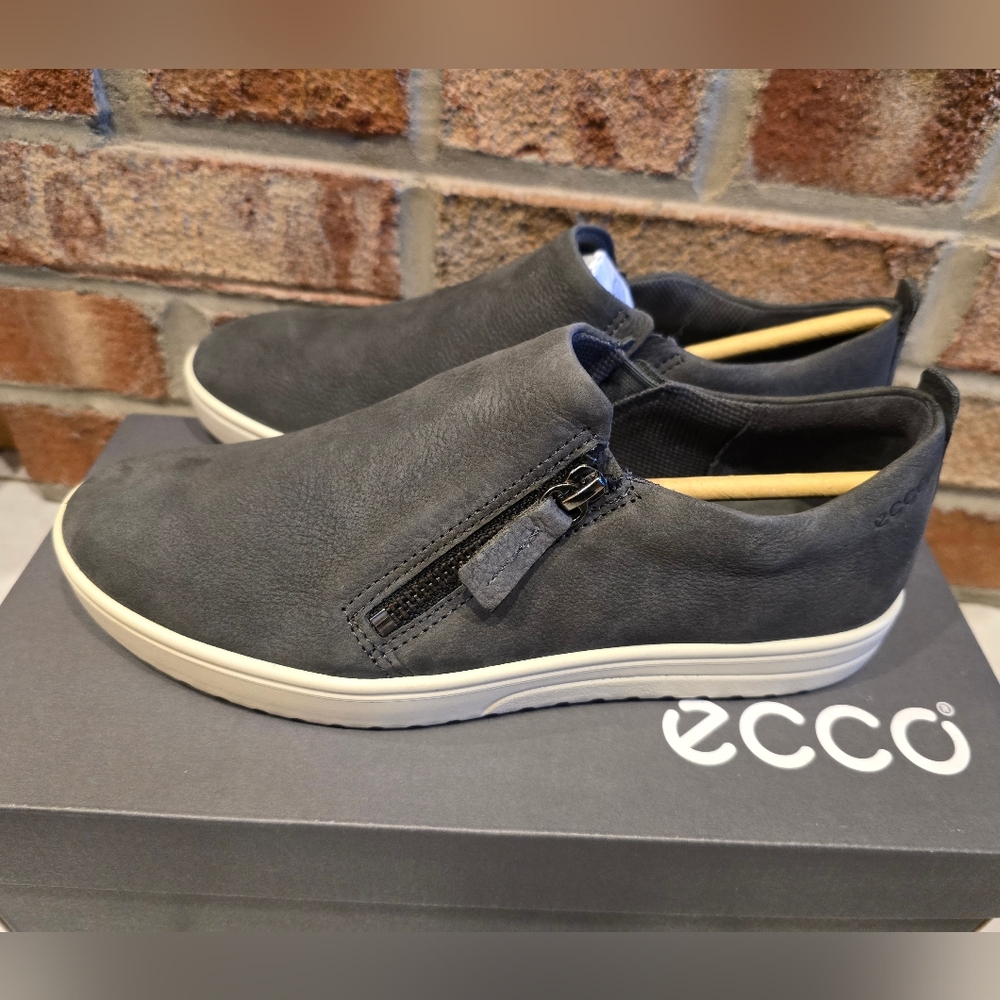 NIB Women's Ecco Fara Slip On Dark Shadow Sneakers Size 6/6.5 (EU 37)